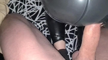 Abgefickt in Latexhose – Creampie