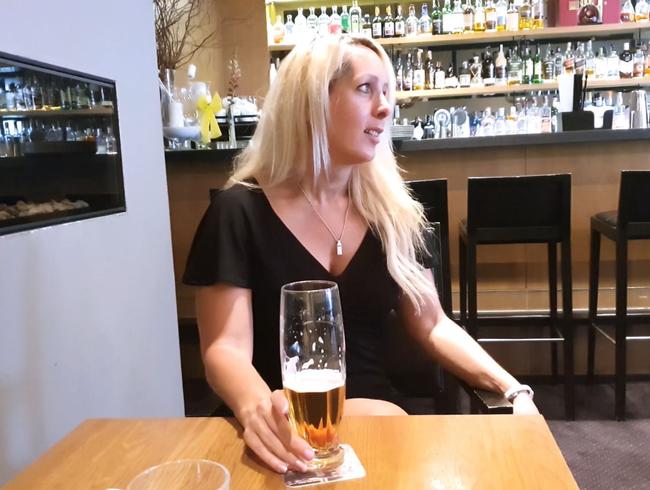 Fickgeil in der Hotel-Bar in Bonn mit XXL Facial