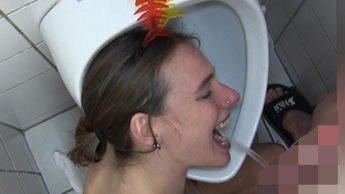 Karina als Toilette benutzt
