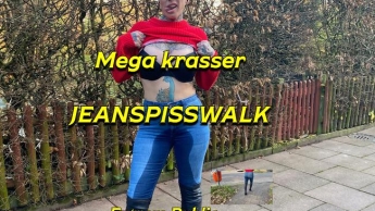 Krasser public  Jeanspisswalk in Stiefeln