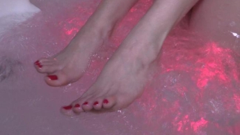 Süße Füße im Whirlpool