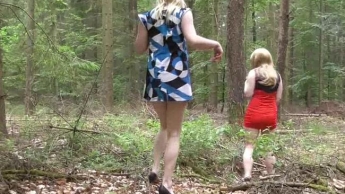 Zwei Studentinnen pissen in den Wald