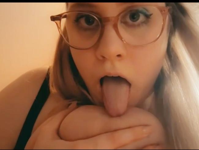 Ich komme auf dir drauf: Riesenbrüste, ein heißer Dildo Blowjob und ein sehr intensives Finale!