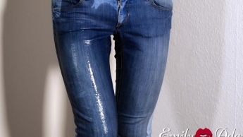 TS pisst sich in die skinny jeans – bis die Hose ganz durchnässt ist…