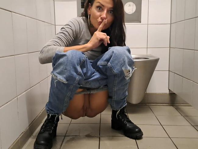 Das erste mal meinen geilen Natursekt auf einer öffentlichen Toilette verteilt ????