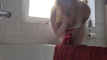 Heimlich in die Badewanne meiner Freundin gepisst!!