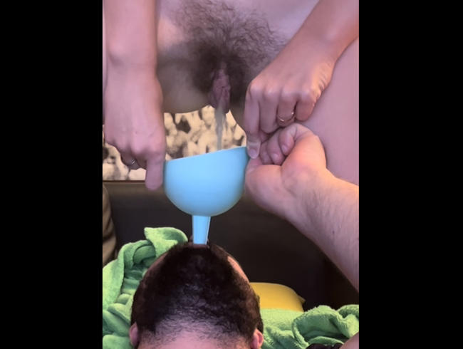 Mega Pissladung eingetrichtert