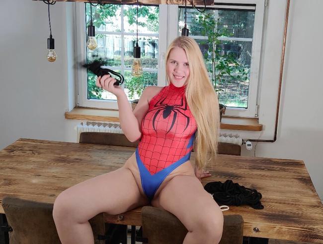 Spider-Maja ist im Netz gefangen und wird hart gefickt!