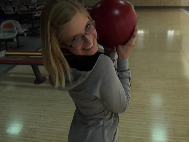 Brillenschlange auf die Titten gespritzt!