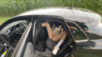 OUTDOOR DOGGY AM MAISFELD + CAR SEX MIT PUSSY BESAMUNG