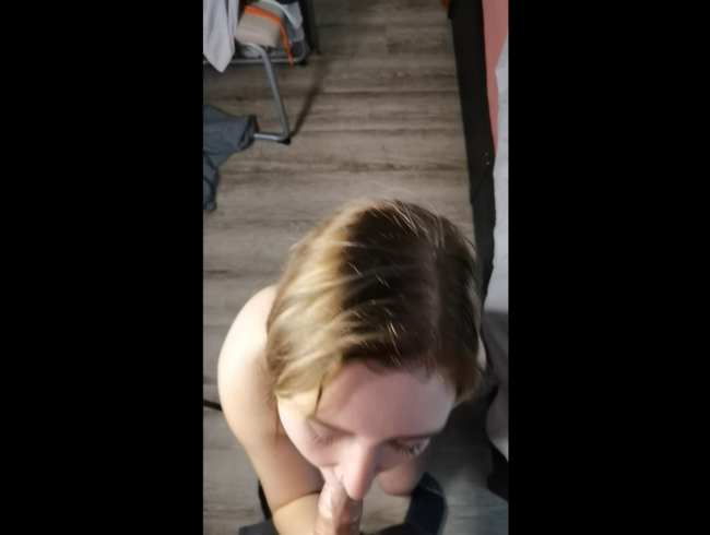 Blowjob von süßer Brünette