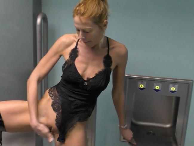 Irre…Autobahnschlampe lässt sich den Arsch vollpumpen !!