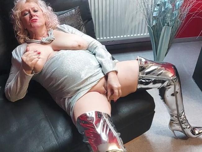 Komplett in Silber mit neuen geilen Fick Stiefeln