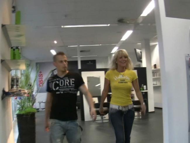 Mitten im Salon – jungen dicken Prachtschwanz entsaftet