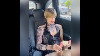 Nadine erstmals als FemBoy in Graz unterwegs
