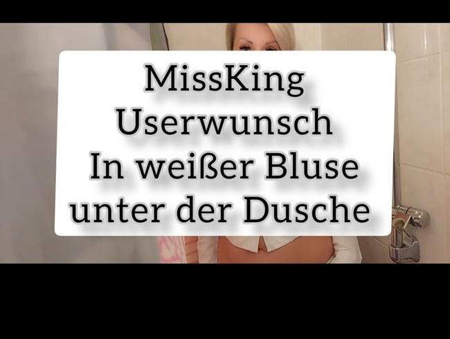 Userwunsch in weißer Bluse unter der Dusche