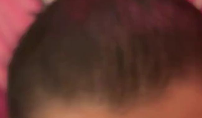 Süßes Teen bläst großen Schwanz Deepthroat in ihren kleinen Mund und Hals und wird dabei ganz feucht