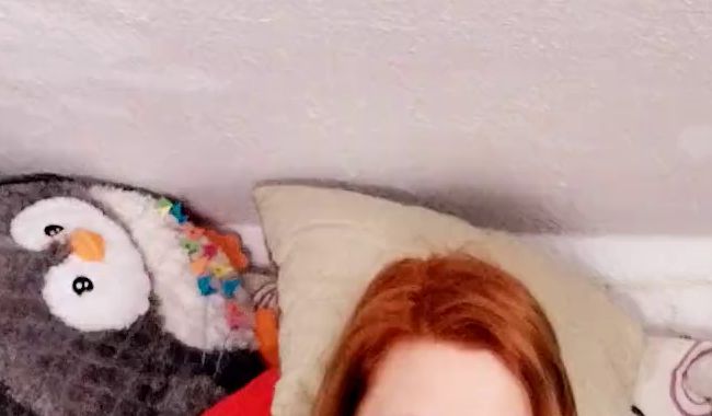 Teen masturbiert hart mit Dildo