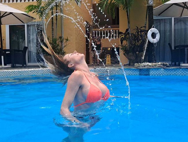 HEISS im SWIMMINGPOOL – nasse Spielchen im Bikini!!!! (ohne ton)