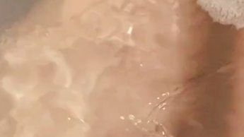 Selbstbefriedigt in der wanne