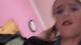 Bitchiges Schulmädchen bereitet sich auf die Schule vor