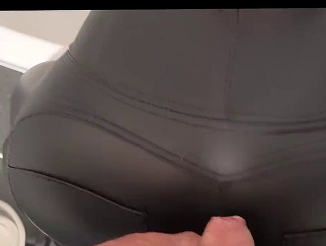 ER SPRITZ MIR AUF MEINE GEILE NEUE FREDDY LEDERHOSE! Und jetzt machst DU genau das gleiche!!