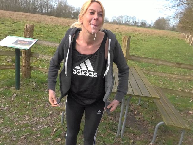 Geiler Quickie auf der Joggingrunde !! Alles landet im Gesicht !!