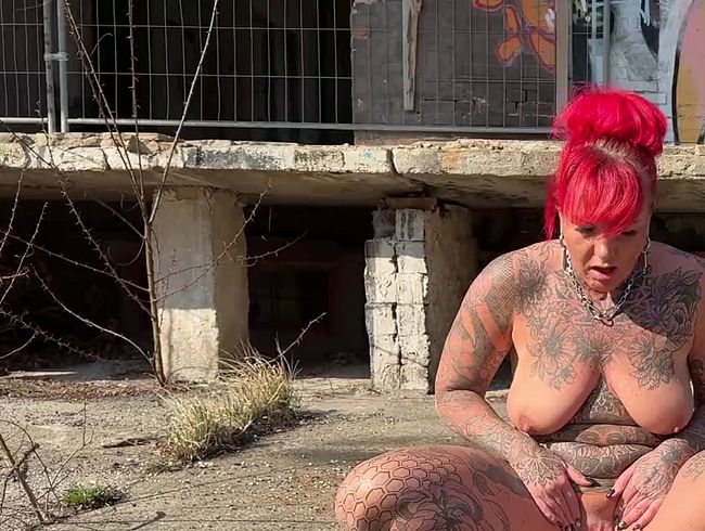 Sonniger Nachmittags-Piss im Freien