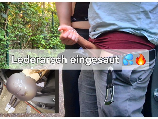 Aufregender outdoor Handjob mit einem großen Schwanz! Wetlookleggings ordentlich eingesaut!