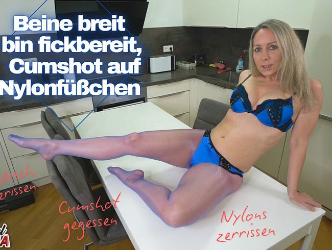 Beine breit bin fickbereit, Cumshot auf Glanz Nylonfüßchen