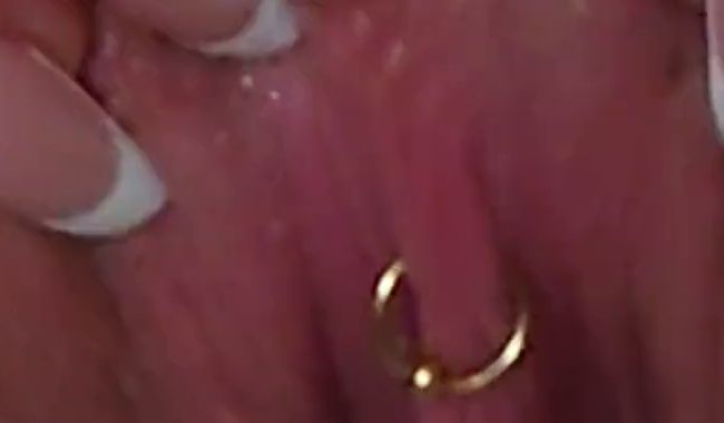 Dreckige Pissfotze Pia pinkelt als Wixxvorlage in Dusche