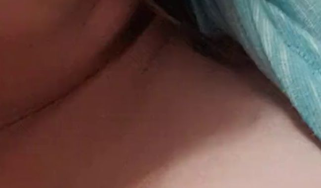 Geil mit dem Nippel gespielt