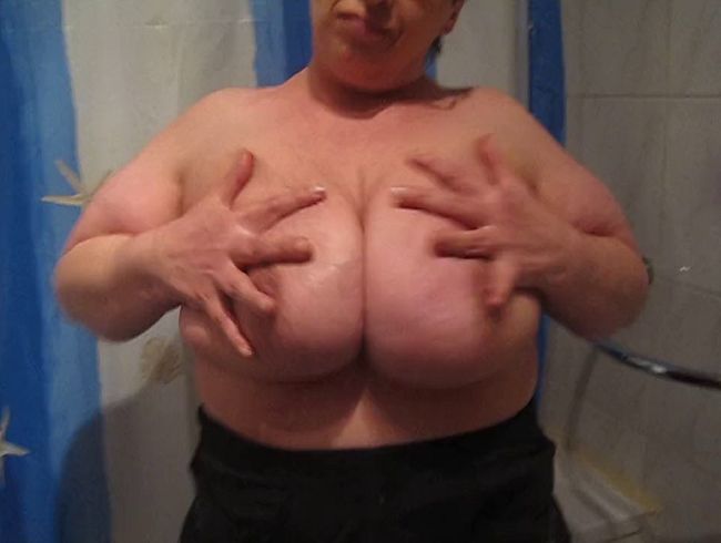 Hier werden mal meine geilen Brüste eingecremt