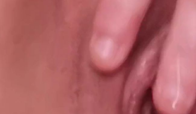 Hingehockt und Los gepisst. Der goldene Saft für dich