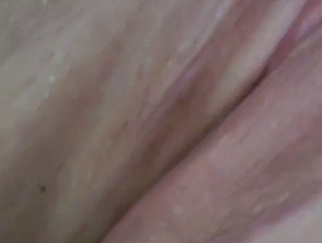 Ich besorge es mir mit einem Glasdildo und werde immer feuchter