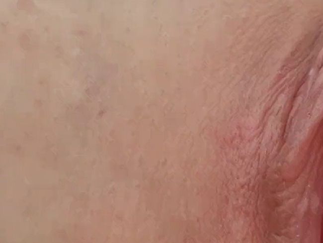 Ich verwöhne meine kleine F*tze mit meinem neuen Dildo