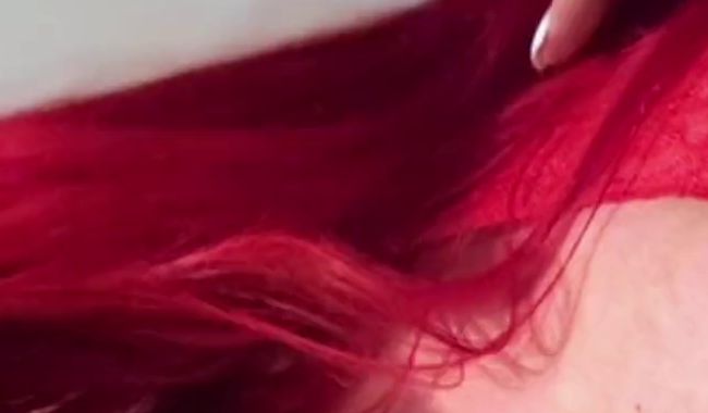 Im roten Body gepisst