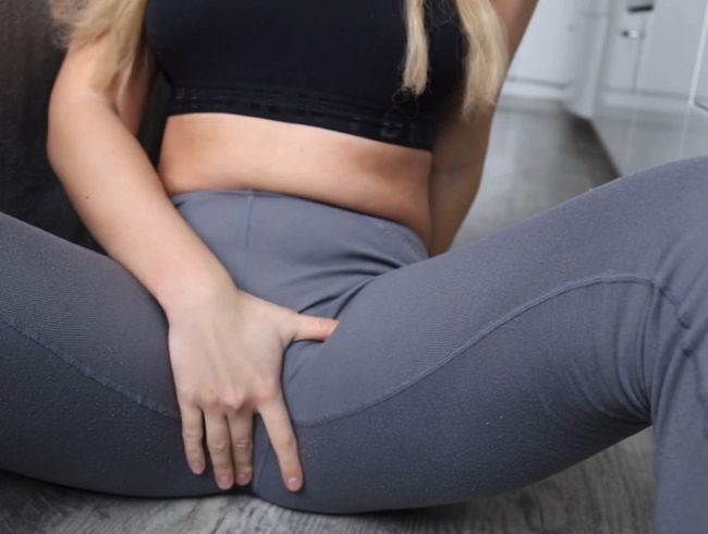 Nasse Leggings – Ich besorg es mir geil in meiner Leggings – wie geil sie schmatzt!