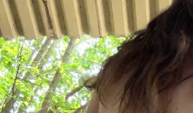 Pummelfee nackt auf dem Balkon