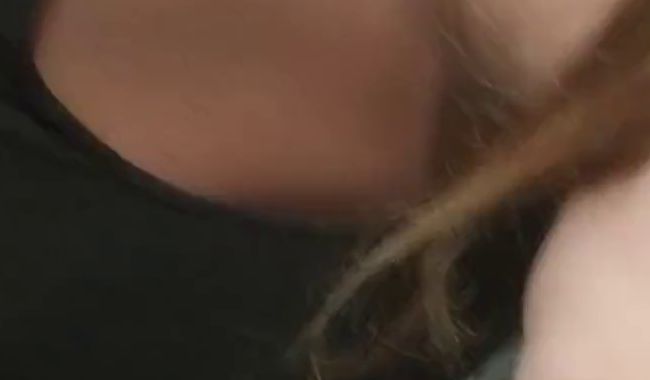 Blowjob in der Umkleide mit Gesichtsbesamung