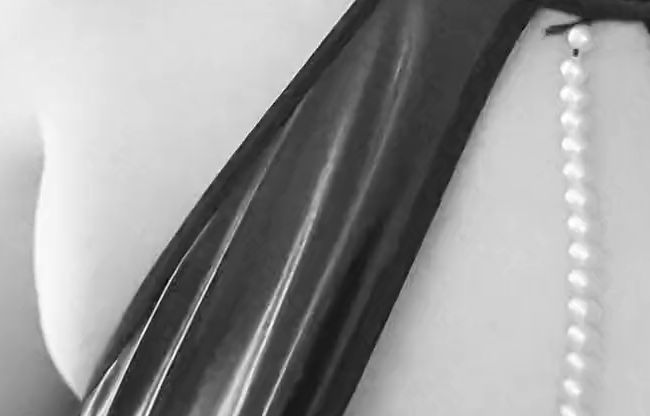 Brüste. Leder. Curvy. Kontrolle.