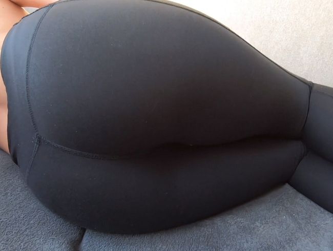 Chillen nach dem Sport – meine nasse Pussy muss noch gefingert werden