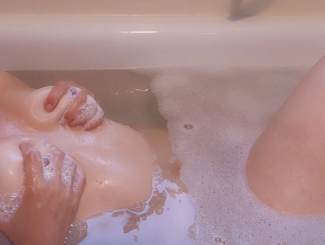GEILE UND FEUCHTE SPIELE MIT MEINEN TITTEN IN DER BADEWANNE!!