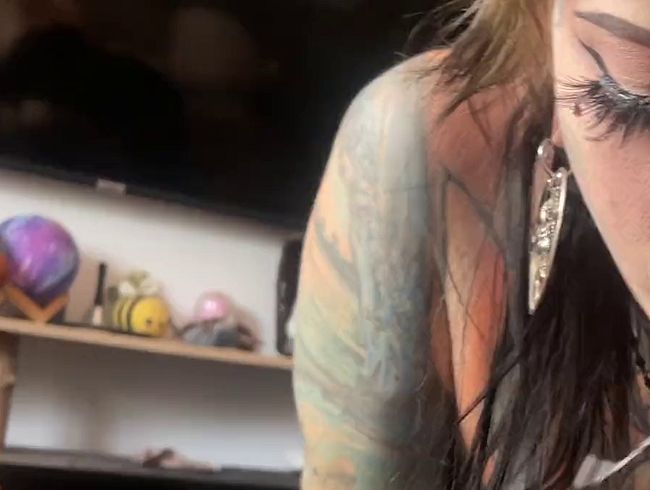 Goth Schlampe will dein Sperma!