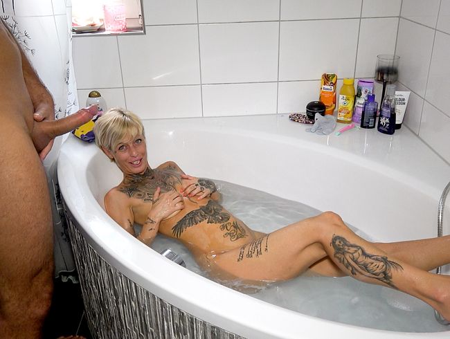 MILF Vicky (39) BADEZIMMER-FICK OHNE KONDOM