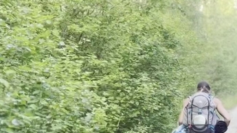 Nackt am See: Nackt wandere ich zum See und genieße das kühle Wasser