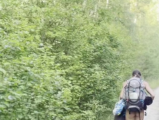 Nackt am See: Nackt wandere ich zum See und genieße das kühle Wasser