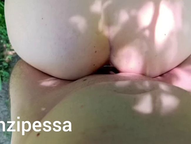 OutdoorFICK! Geblasen und doggy gefickt am Baum mit geilem Creampie