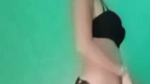 Striptease für euch in Heels und sexy schwarzer Unterwäsche