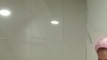 Alleine in der Dusche.seif mich doch bitte ein